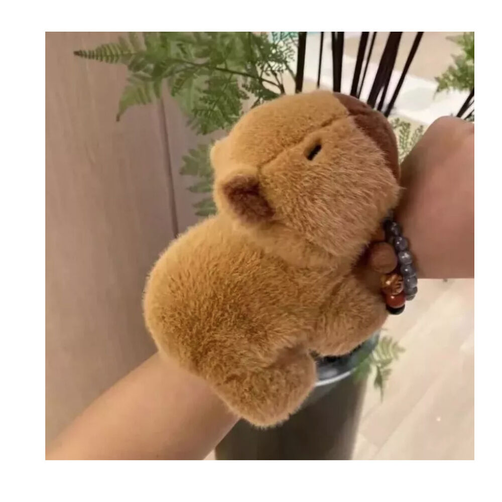 Capibara peluche abraza muñeca