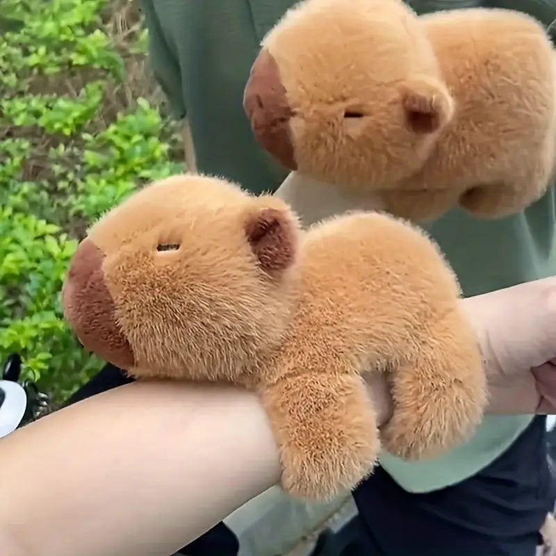 Capibara peluche abraza muñeca